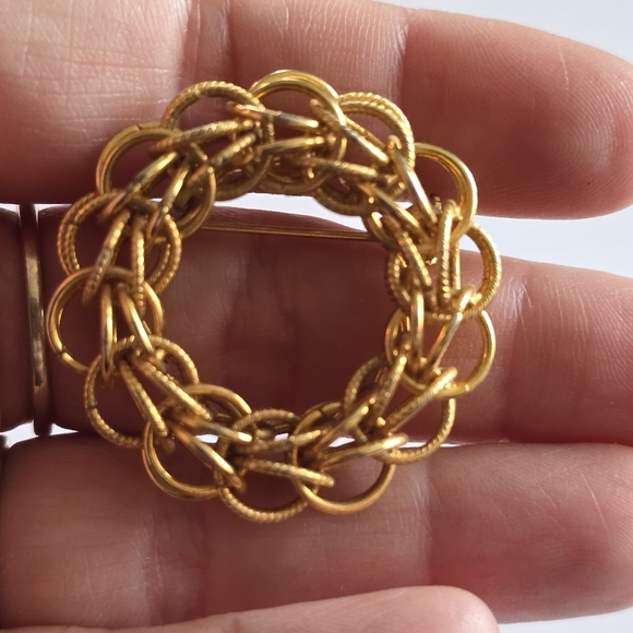 Vintage circle brooch wire loops open wreath gold tone pin - Picture 2 of 7